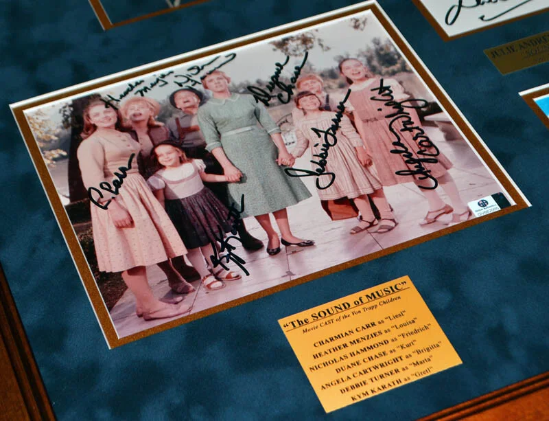 JULIE ANDREWS, CHRISTOPHER PLUMMER, 7 CHILDREN — JULIE ANDREWS Signed SOUND OF MUSIC + Entire CAST Autographs, COA UACC Frame DVD, изображение 5