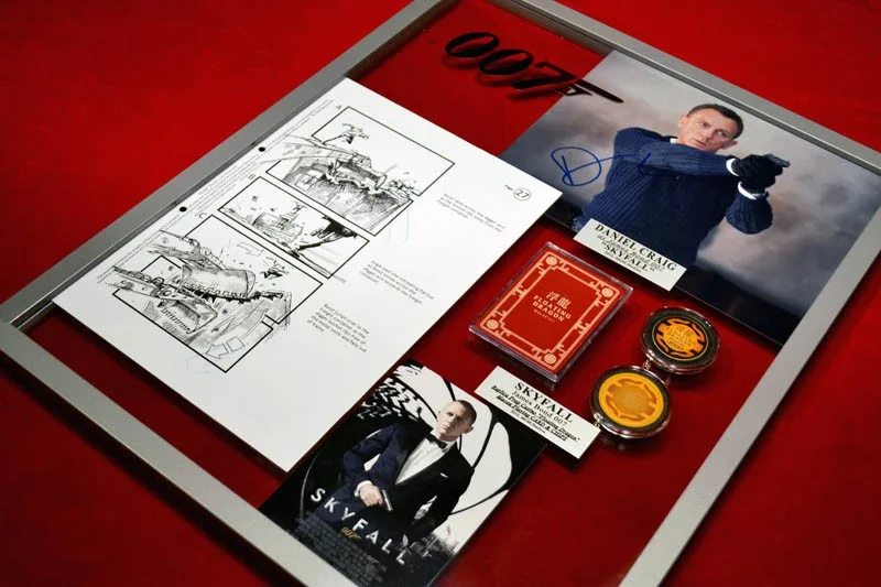 DANIEL CRAIG — DANIEL CRAIG Signed Autograph, BOND 007 PROP, DVD, SKYFALL STORYBOARD, COA Frame, image 3