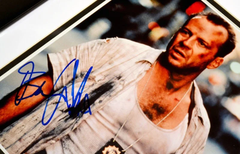 BRUCE WILLIS — RARE Signed DIE HARD Star BRUCE WILLIS Autograph, COA, UACC RD#228, Frame, DVD, изображение 4