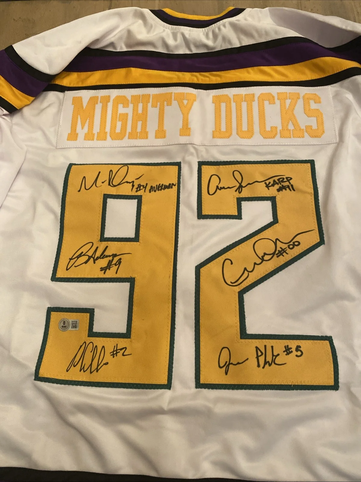 Doherty, Adams, Tamberelli, Schwartz, Henson, Plank — The Mighty Ducks Cast (Signed by 6 Members) Custom Hockey Jersey! Beckett COA, изображение 2