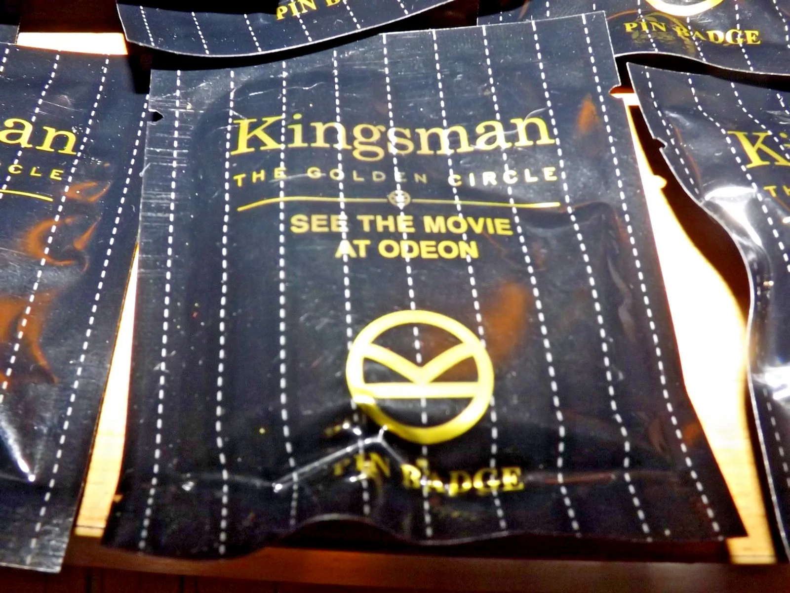 36 x Kingsman The Golden Circle K Pin Badges New Sealed Collectible Odeon Promo, изображение 2