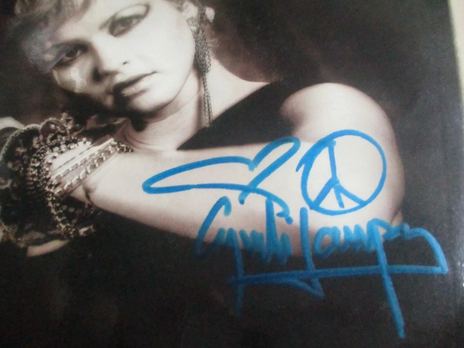 CYNDI LAUPER AUTHENTIC AUTOGRAPHED/SIGNED VINYL 45 RECORD, image 2