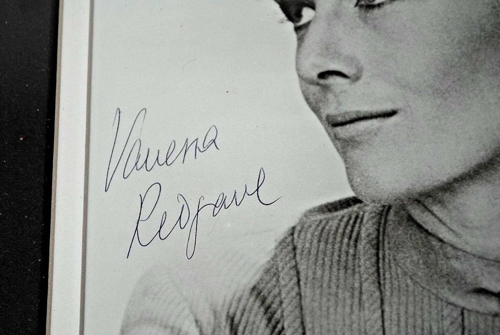 Vanessa Redgrave 8" x 10" Framed Plaque Signed Picture - COA JG AUTOGRAPHS, изображение 4