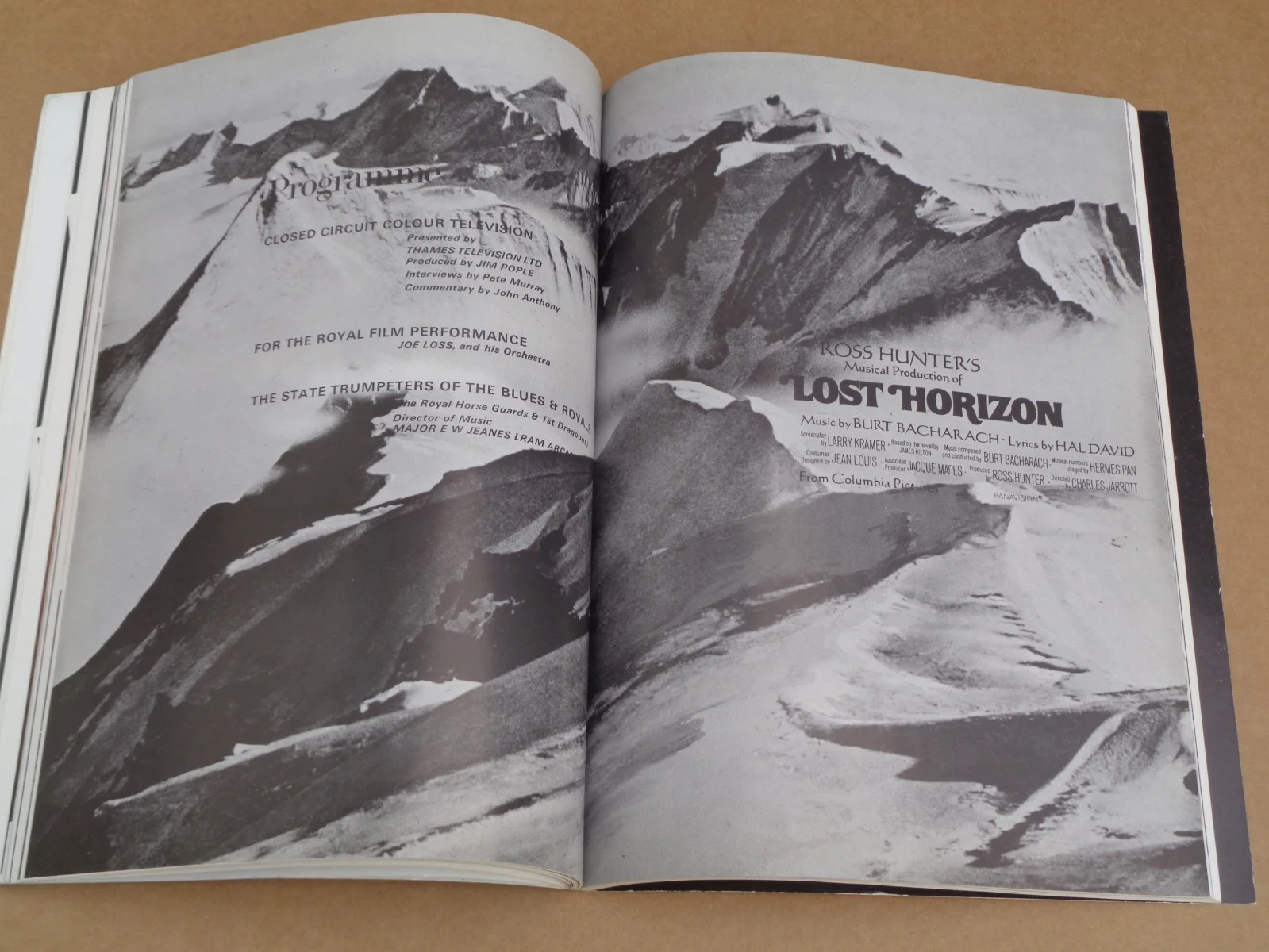 Peter Finch/George Kennedy - Lost Horizon 1973 Royal Film Brochure (Hand Signed), изображение 3