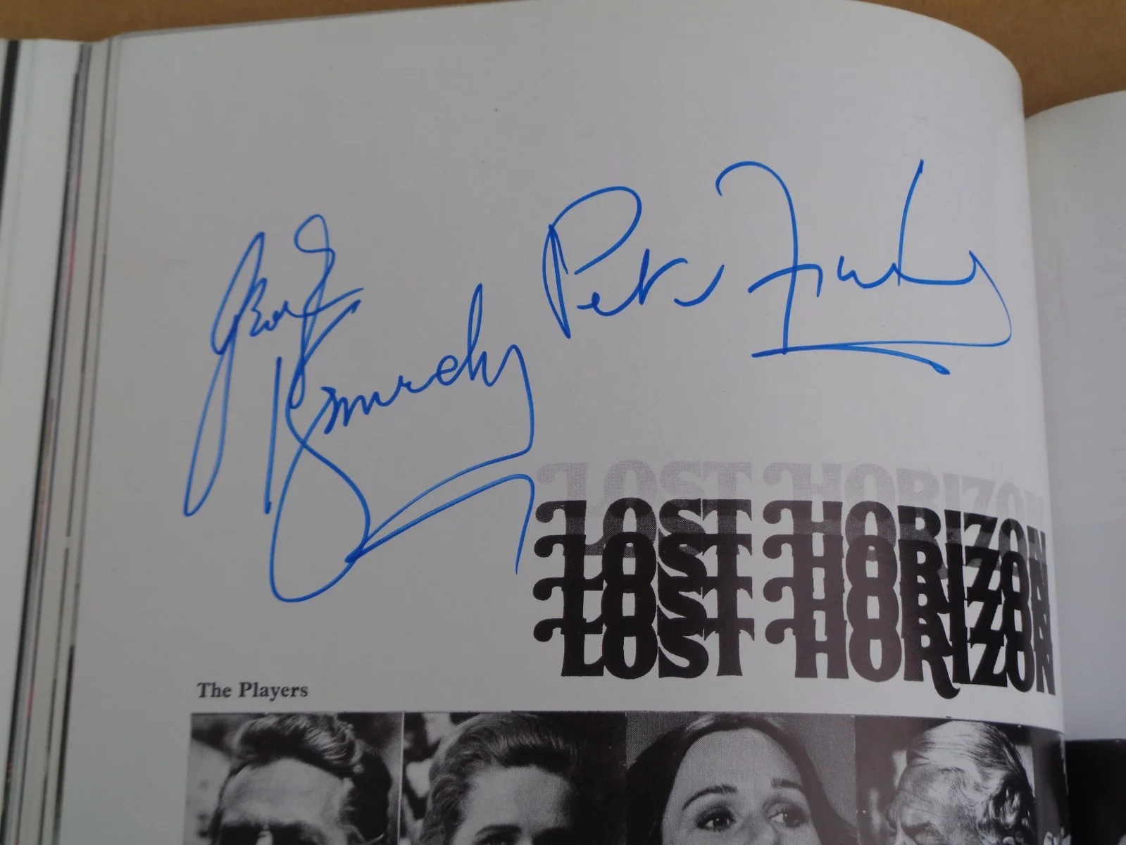 Peter Finch/George Kennedy - Lost Horizon 1973 Royal Film Brochure (Hand Signed), изображение 5