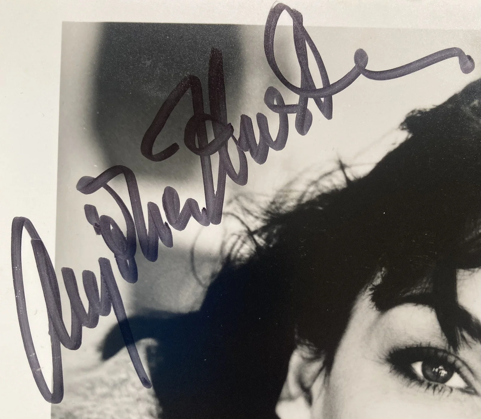 Anjelica Huston — Addams Family Anjelica Huston Signed Autograph 8x10 Photo - JSA Cert - FREE S&H!, изображение 3