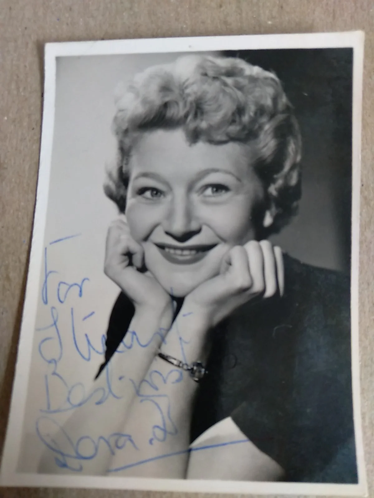 Dora Bryan British Actress Signed Autograph 3.25x2.5 Pocket Wallet B&W Photo, изображение 3