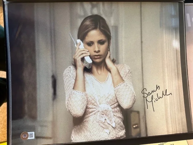 SARAH MICHELLE GELLAR — SARAH MICHELLE GELLAR SIGNED 11X14 PHOTO BUFFY SCREAM BECKETT COA