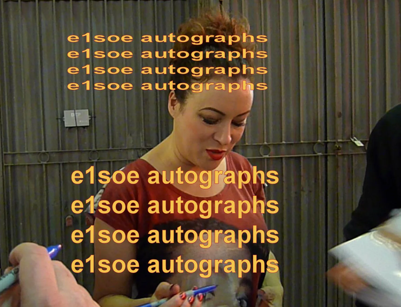 Jennifer Tilly — Jennifer Tilly signed 8x10 photo In Person. Proof - Bride of Chucky, изображение 2