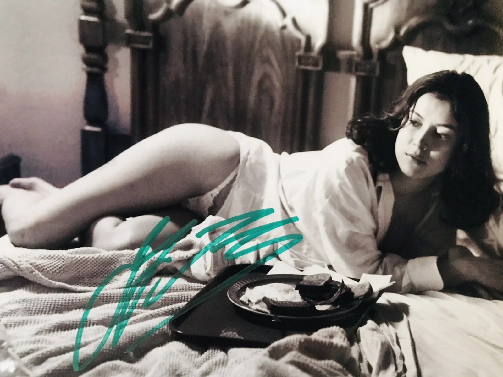 Jennifer Tilly — Jennifer Tilly signed 8x10 photo In Person. Proof - Bride of Chucky, изображение 2