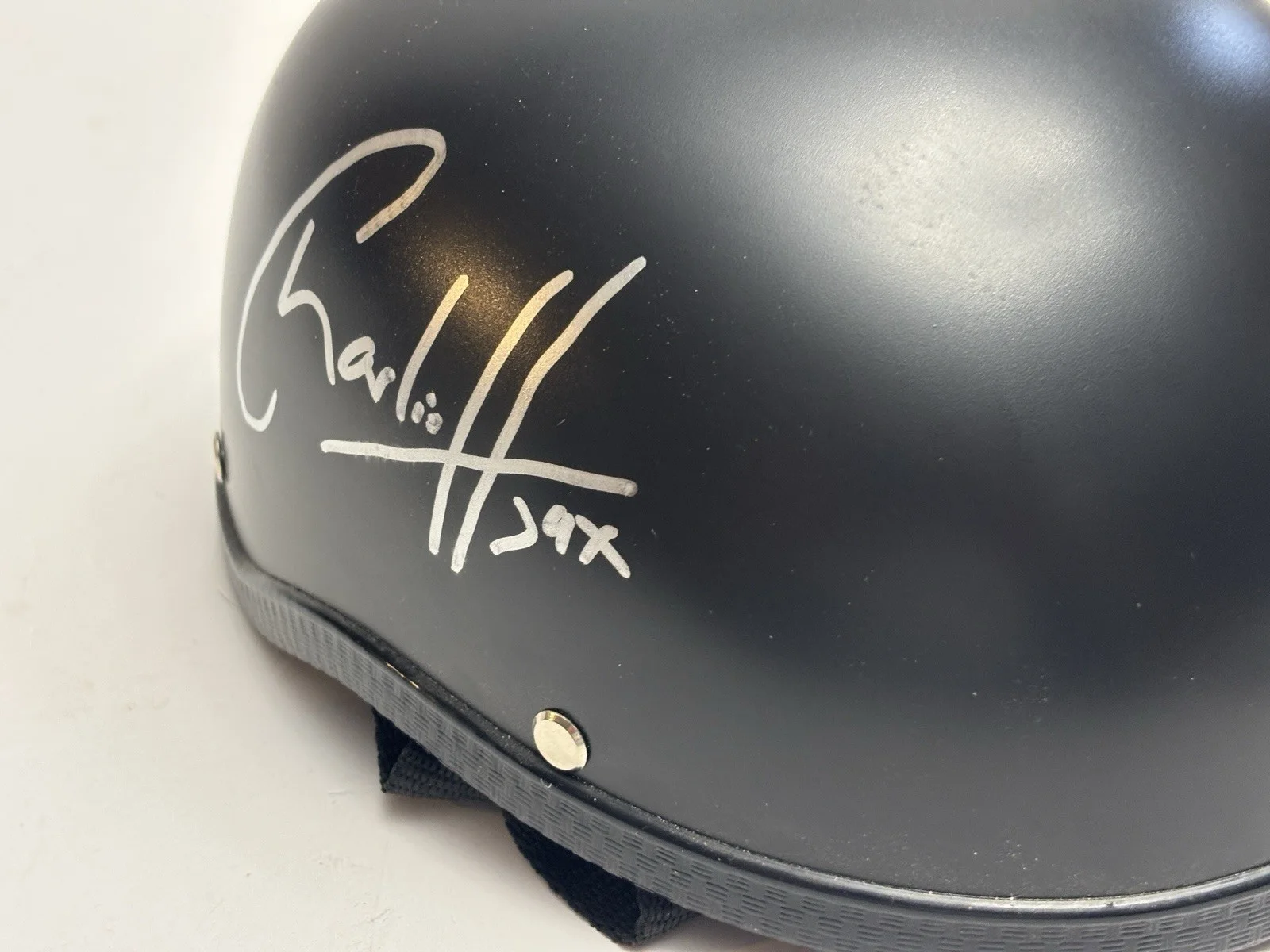 Charlie Humman — Charlie Hunnam, “Jax” Sons of Anarchy Hand Signed Autographed Motorcycle Helmet, изображение 3