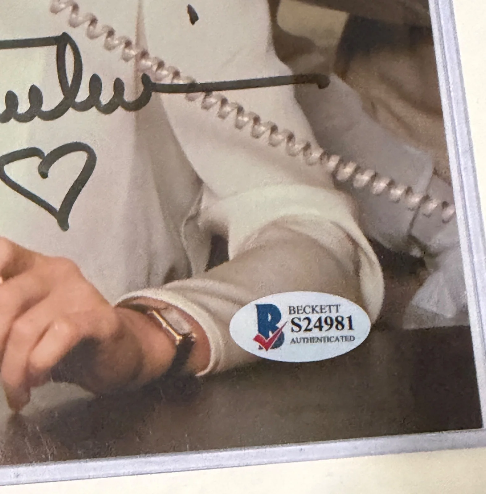 Lily Tomlin — LILY TOMLIN AUTOGRAPHED 8X10 COLOR PHOTO 9 TO 5! with Beckett COA, image 2