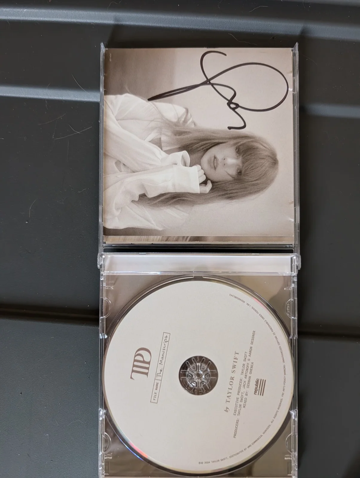 Taylor Swift - The Tortured Poets Department CD + Hand Signed Photo, image 2