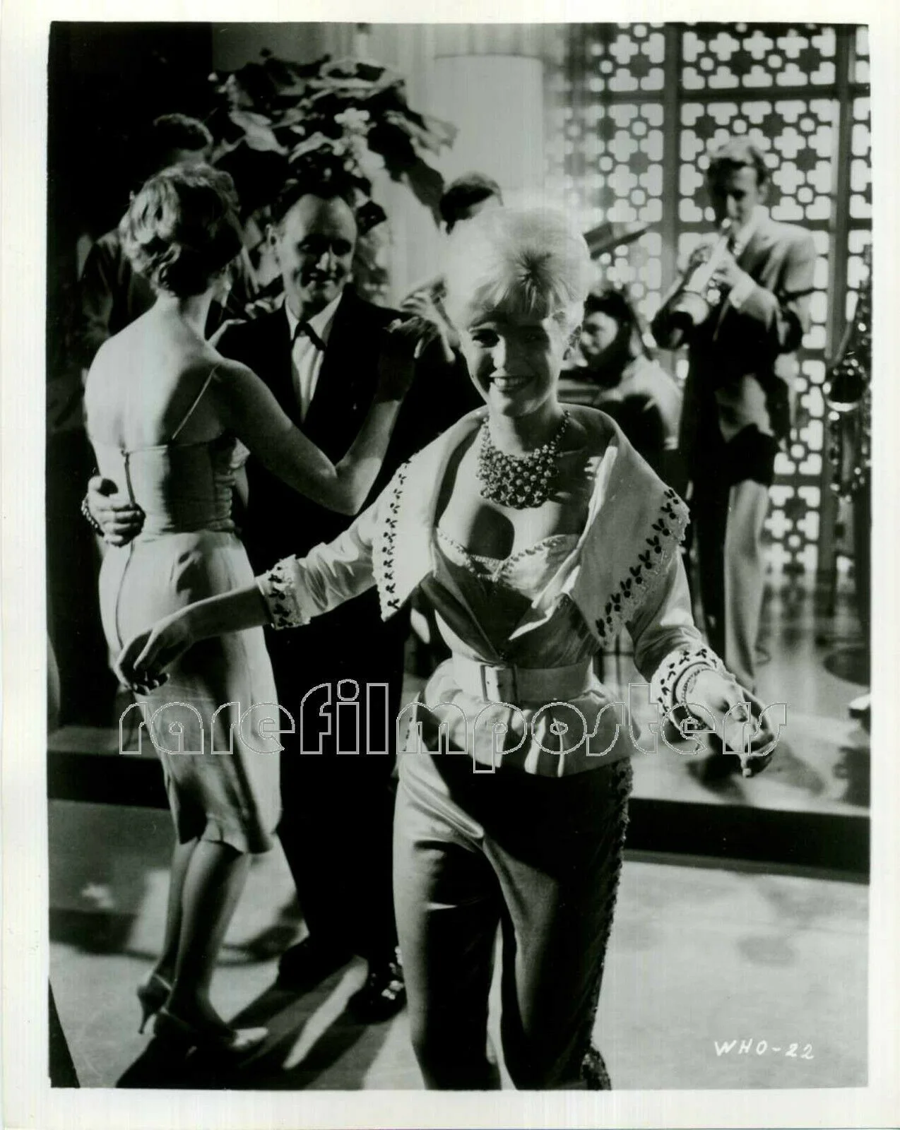 A MATTER OF WHO 1961 Terry-Thomas, Sonja Ziemann, Alex Nicol 14 10x8 STILLS, изображение 5