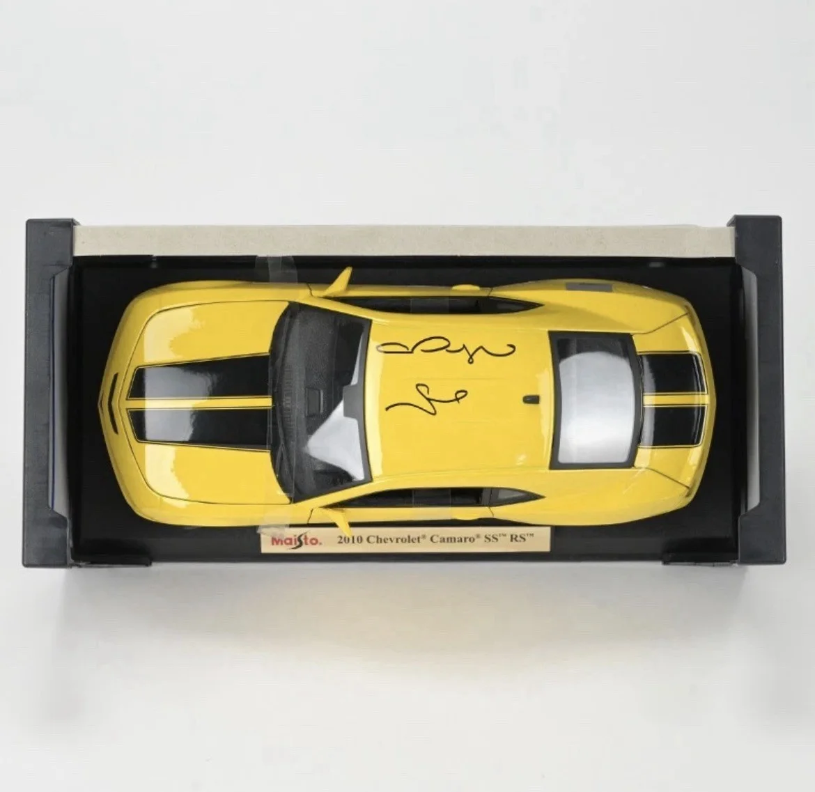 Megan Fox — Megan Fox Autographed Transformers 1:18 New 2010 Chevrolet Camaro Bumblebee, image 3