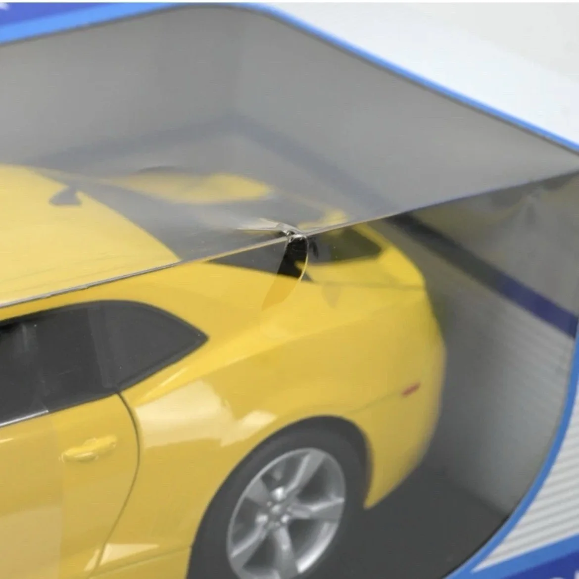 Megan Fox — Megan Fox Autographed Transformers 1:18 New 2010 Chevrolet Camaro Bumblebee, image 4