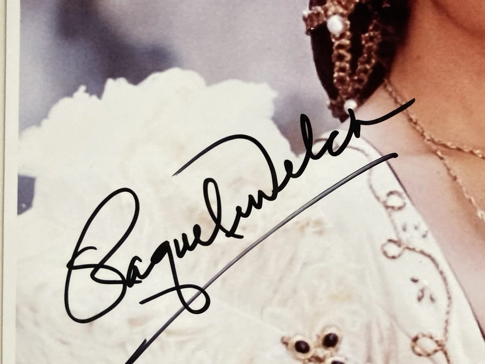 Raquel Welch — Raquel Welch Signed 8 X 10 Color Photo W/COA, image 2