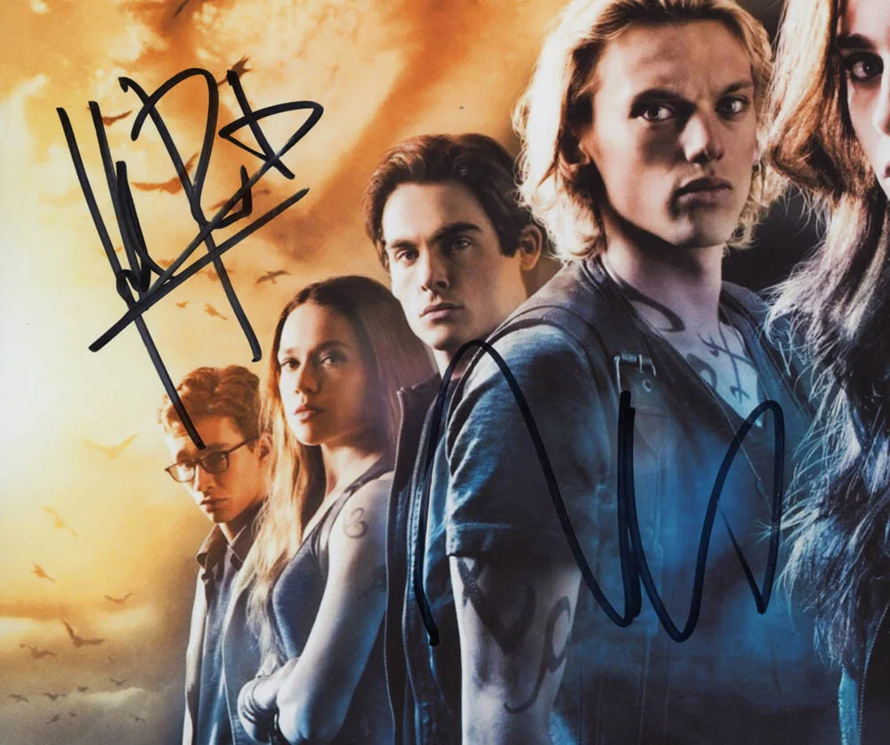KEVIN ZEGERS, HARALD ZWART — Kevin Zegers & Harald Zwart signed "MORTAL INSTRUMENTS" 8x10 Photo PROOF ACOA, изображение 4