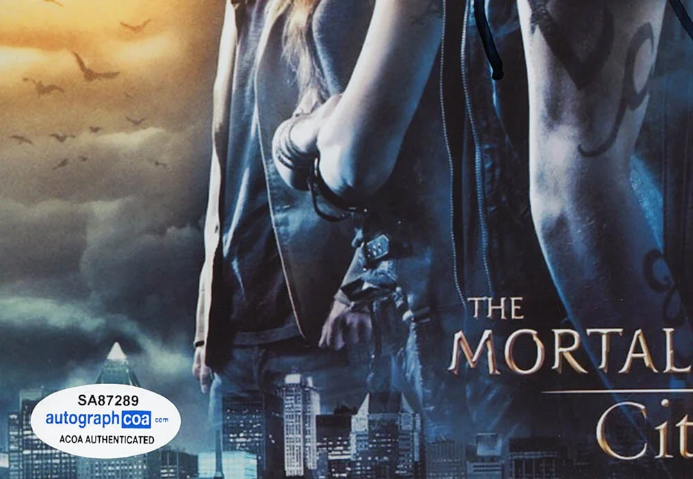 KEVIN ZEGERS, HARALD ZWART — Kevin Zegers & Harald Zwart signed "MORTAL INSTRUMENTS" 8x10 Photo PROOF ACOA, изображение 5