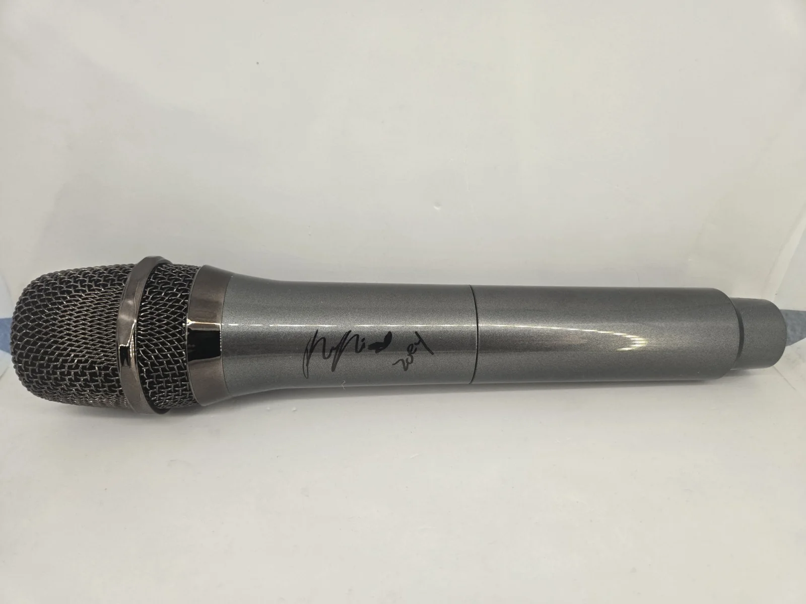 Rei Ami — Rei Ami " Signed KPOP Demon Hunters " Zoey" Microphone! JSA COA, изображение 2
