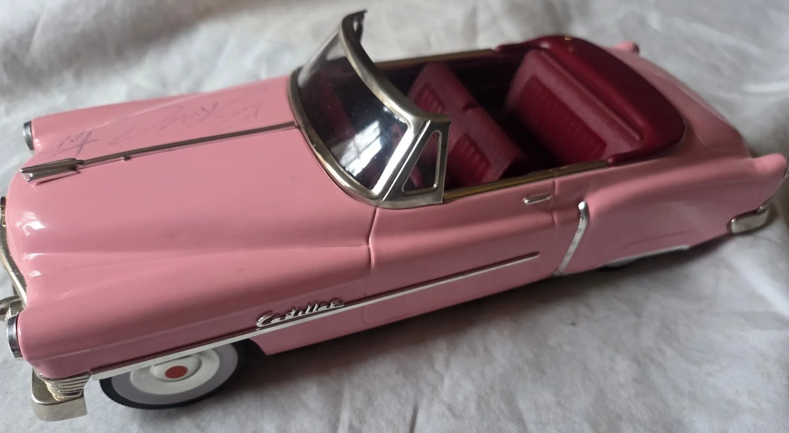 Bruce Springsteen — Bruce Springsteen PSA DNA Loa Signed Pink Cadillac 1:18 1959 Toy Car Autograph, image 4