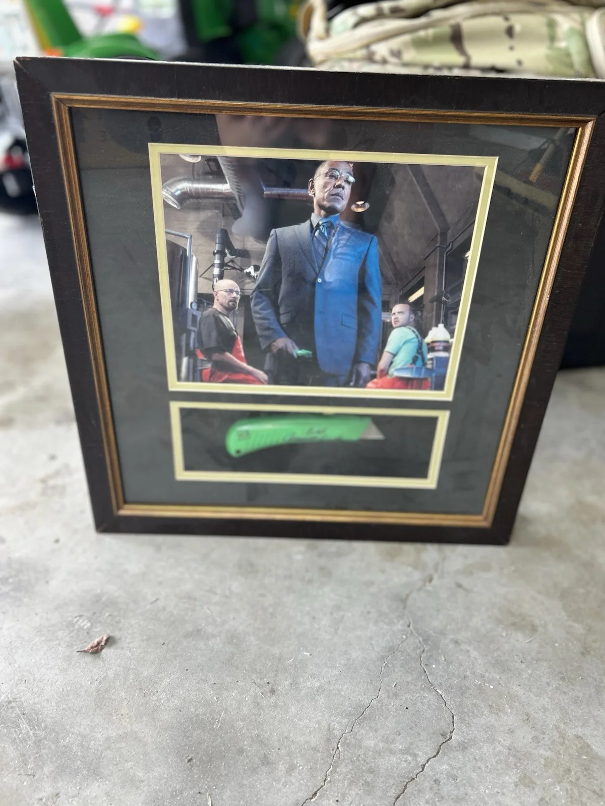 Framed Original Autographed Movie Photograph with Green Prop Memorabilia, изображение 3