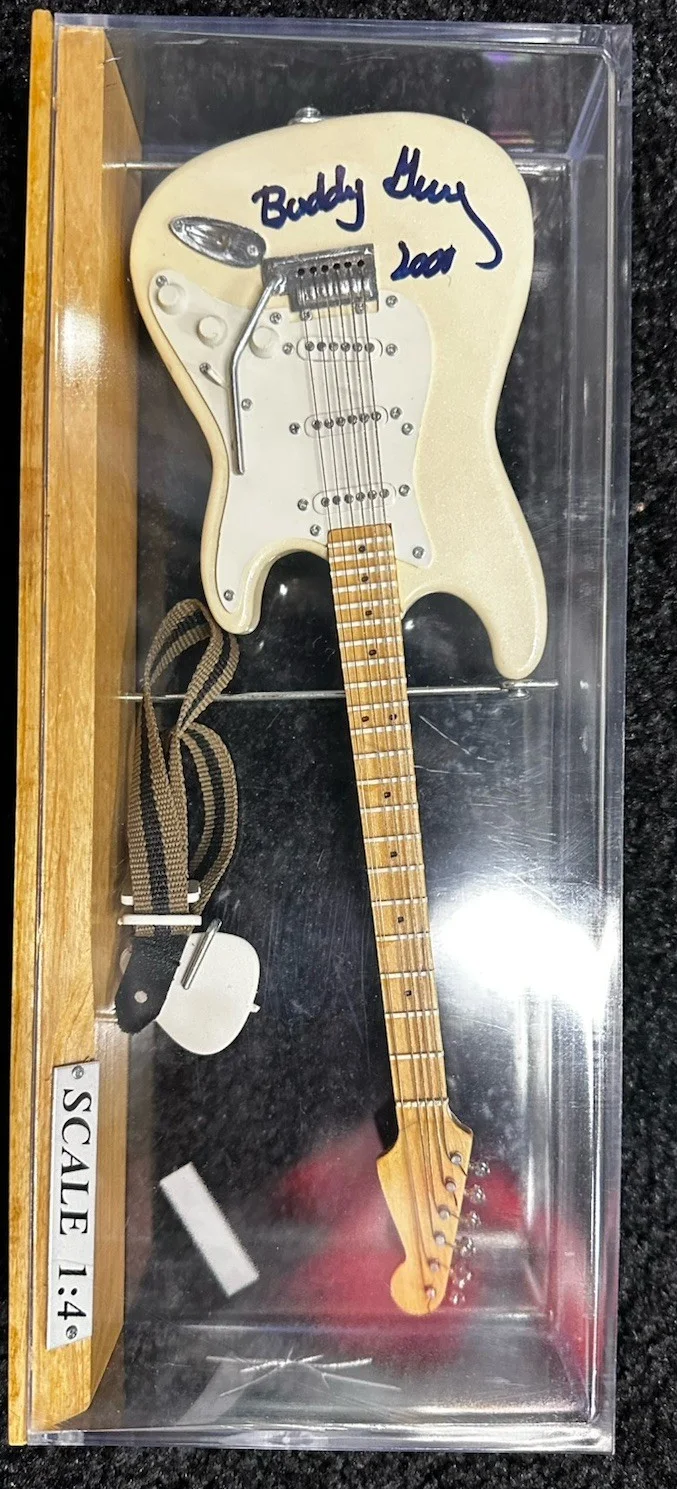 Blues Legend Buddy Guy Signed Mini Guitar Choice Of Red Or White With Case, изображение 2