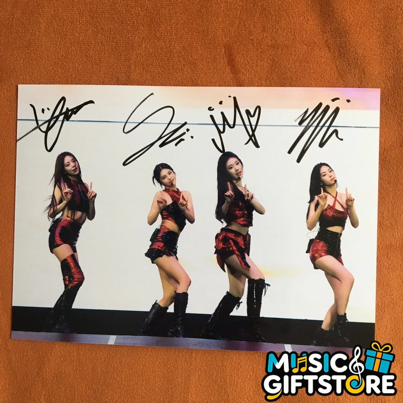ITZY Autographed Signed GROUP Photo 4*6 K-POP COLLECTION Limited 2024A #MUGS, изображение 3