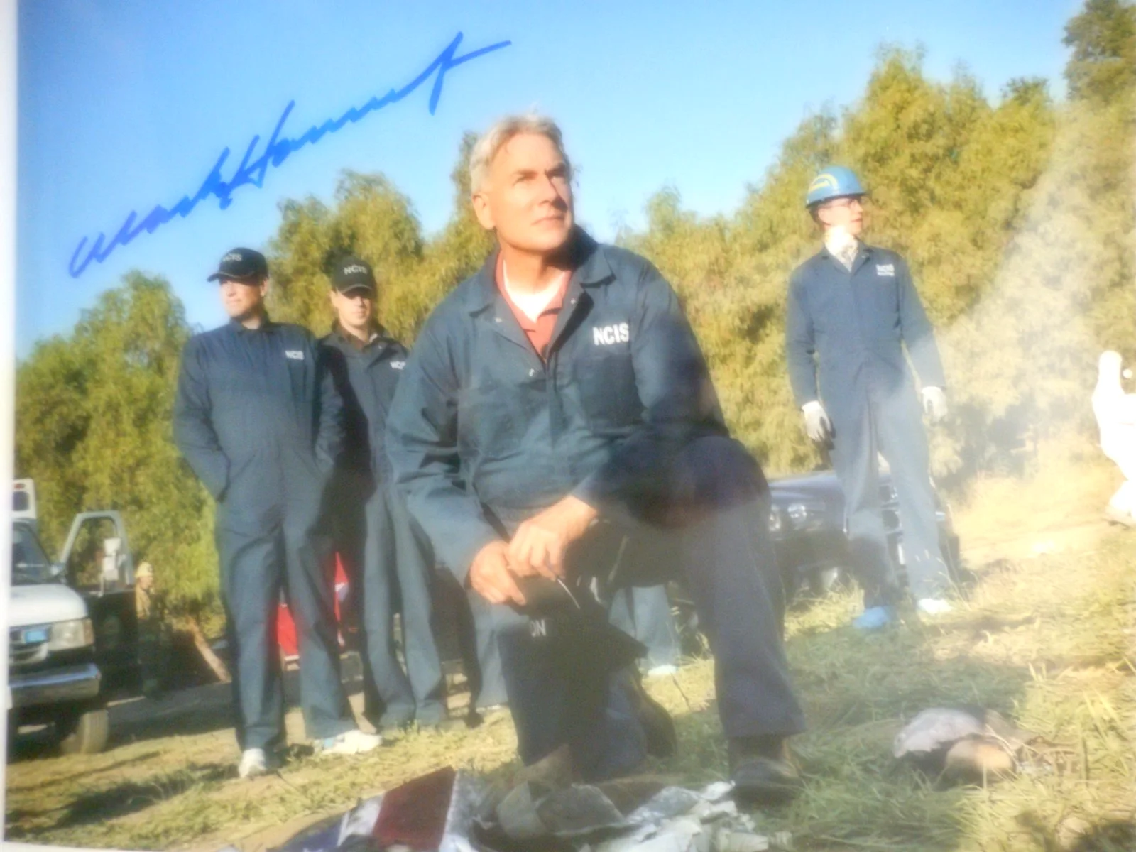 Mark Harmon — Mark Harmon signed NCIS Gibbs ENGAGED episode 8x10 Photo W/COA & Holo, image 4
