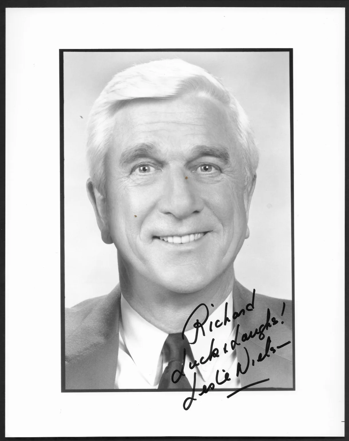 Leslie Nielsen — LESLIE NIELSEN - Detective Frank Drebin 8x10 Signed Photograph The NAKED GUN!