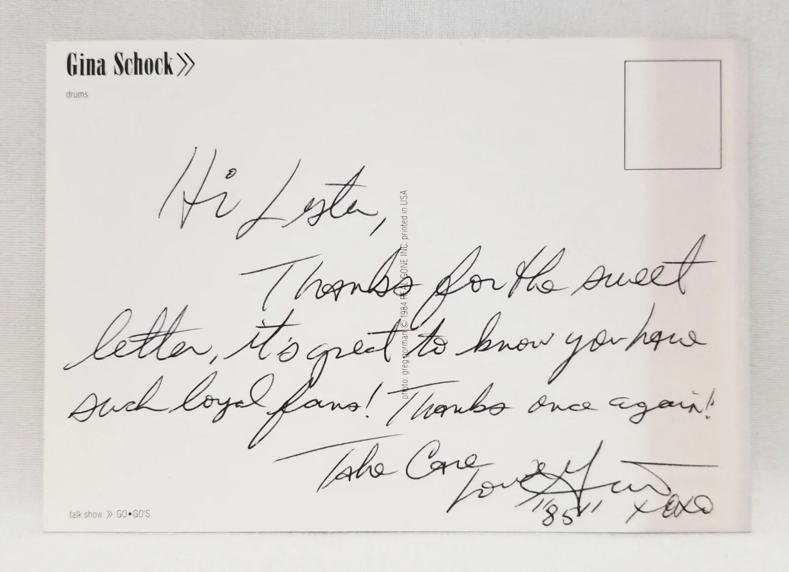 Vintage Go-Go's Gina Schock Signed Postcard with Envelope Talk Show 1985 RARE, изображение 2