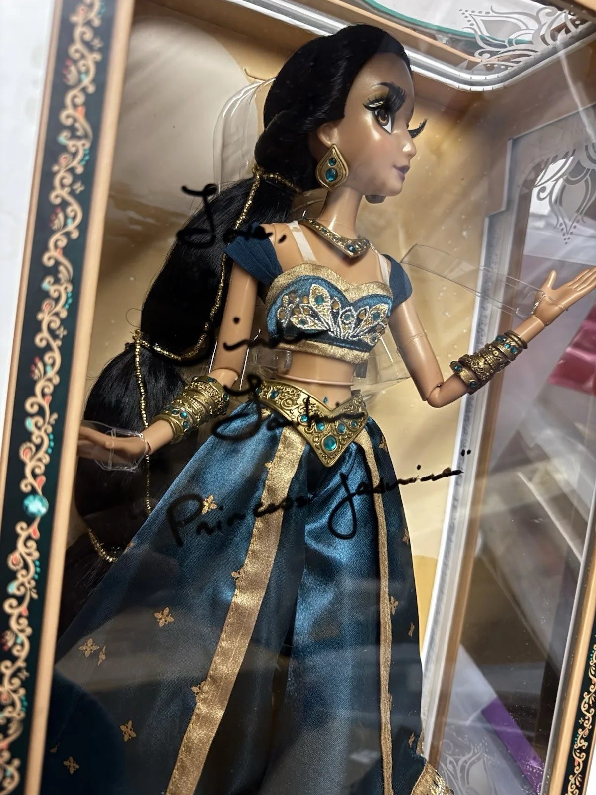 Linda Larkin — Jasmine , Aladdin, Signed Autographed , Aladdin Doll , Disney LE, image 3