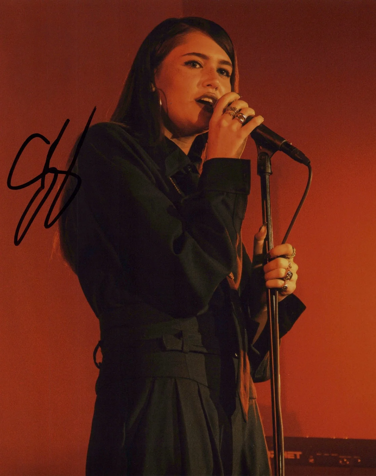 Sienna Spiro — Sienna Spiro signed Autographed 8x10 Photo EXCT PROOF e SINGER Die On A Hill COA, image 3
