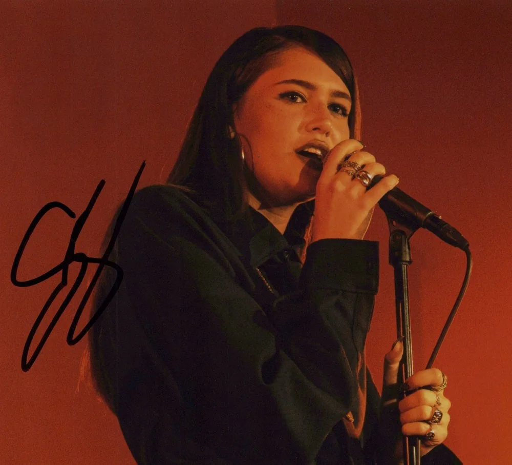 Sienna Spiro — Sienna Spiro signed Autographed 8x10 Photo EXCT PROOF e SINGER Die On A Hill COA, image 4