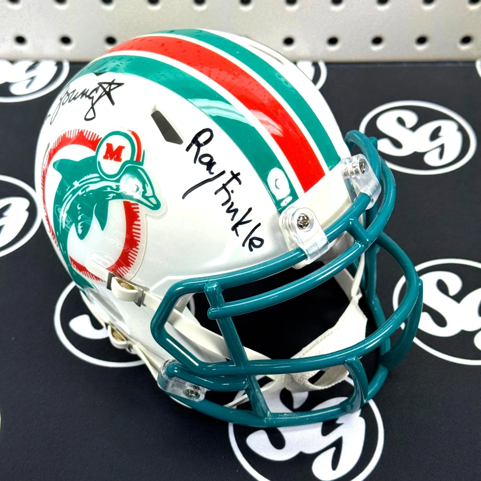 Sean Young — SEAN YOUNG Signed "Ace Ventura" Dolphins Speed Mini Helmet "Ray Finkle" JSA Auto, изображение 2