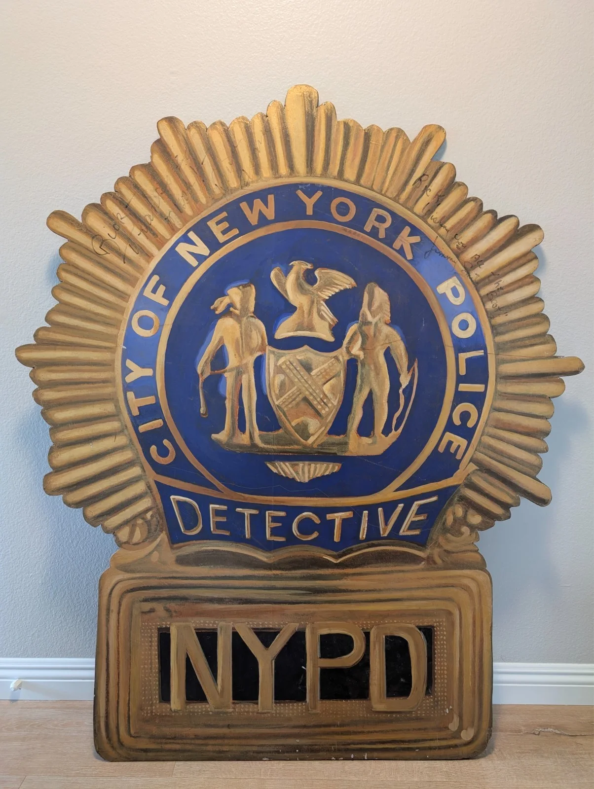 NYPD Blue Signed Detective Badge Wood Sign Over 4.7 Feet Tall Signed by Co-Stars, изображение 2