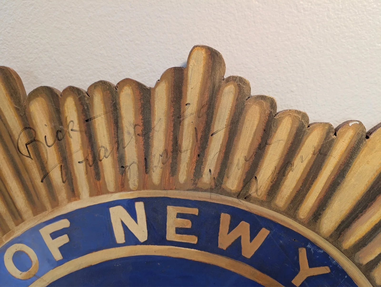 NYPD Blue Signed Detective Badge Wood Sign Over 4.7 Feet Tall Signed by Co-Stars, изображение 3