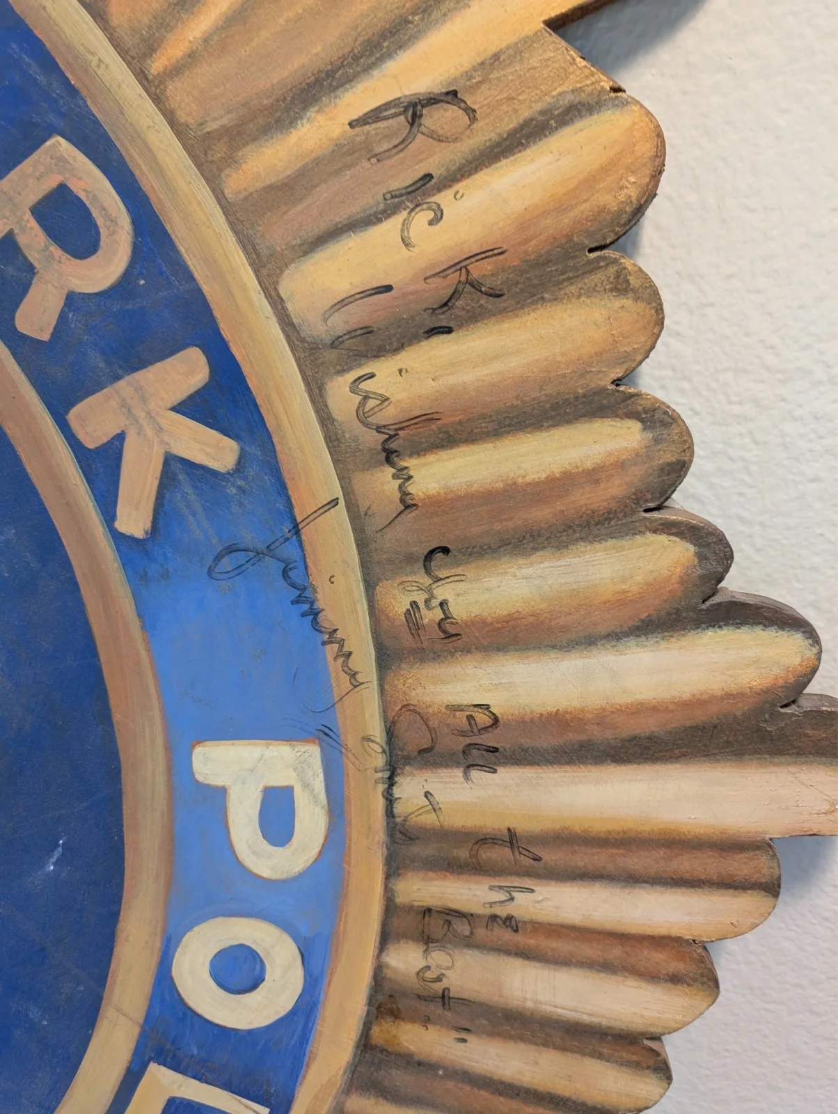 NYPD Blue Signed Detective Badge Wood Sign Over 4.7 Feet Tall Signed by Co-Stars, изображение 4