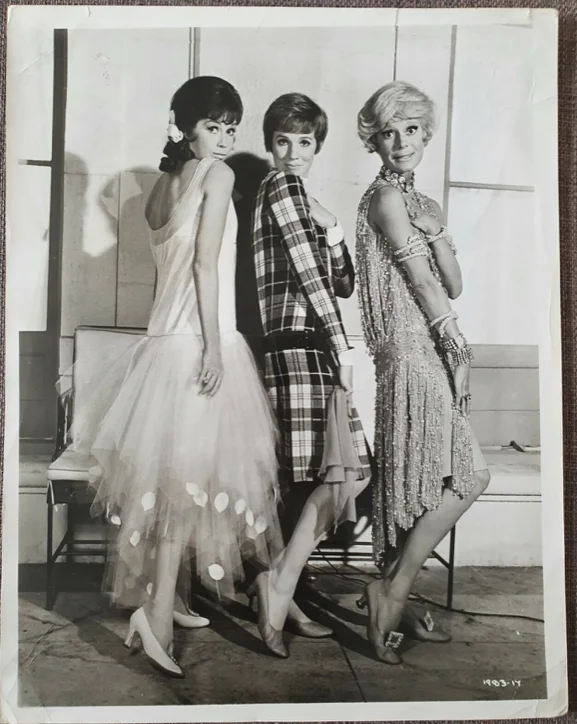 THOROUGHLY MODERN MILLIE - 2 VINTAGE ORIGINAL 1967 PRESS PHOTOS - JULIE ANDREWS, изображение 2
