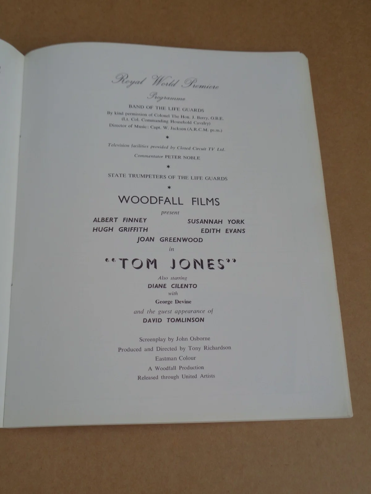 Albert Finney - Tom Jones - 1963 Royal World Premiere Film Brochure, изображение 2