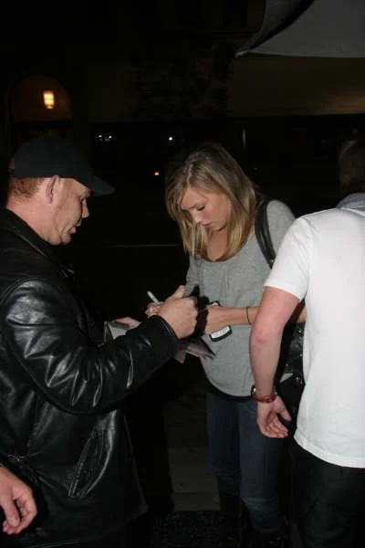 KATIE CASSIDY — Katie Cassidy Arrow matted signed index card with photo 11x17 #1 Laurel Lance, image 4