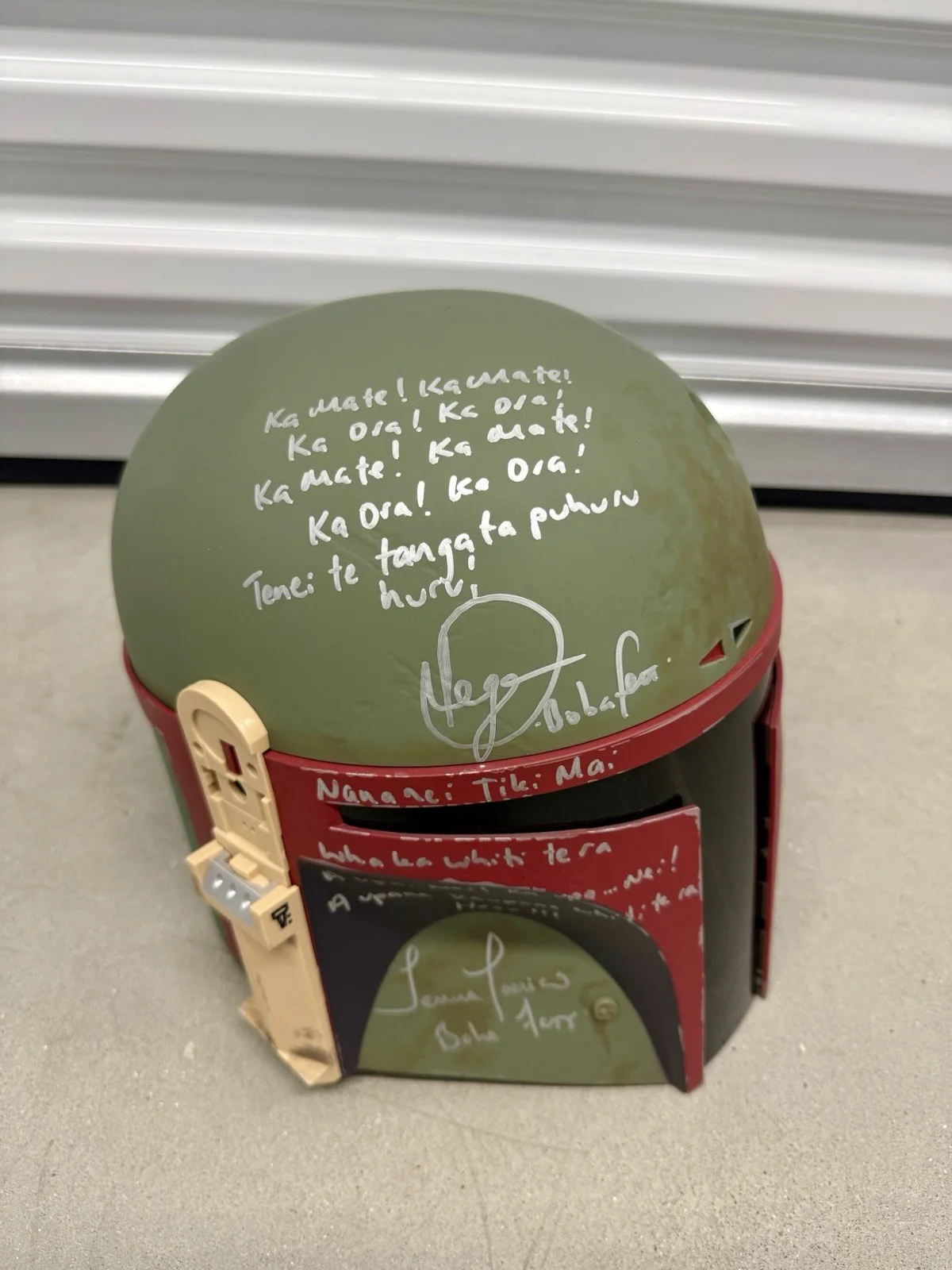 Temuera Morrison AND Daniel Logan Autographed Black Series Helmet Star Wars, изображение 4