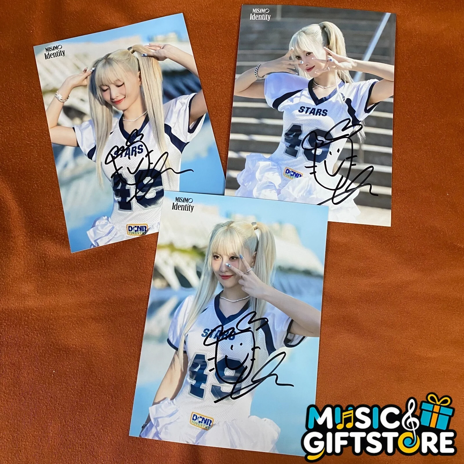 TWICE MOMO Autographed Signed Photo MISAMO IDENTITY K-POP Collection 2024 #MUGS, изображение 2