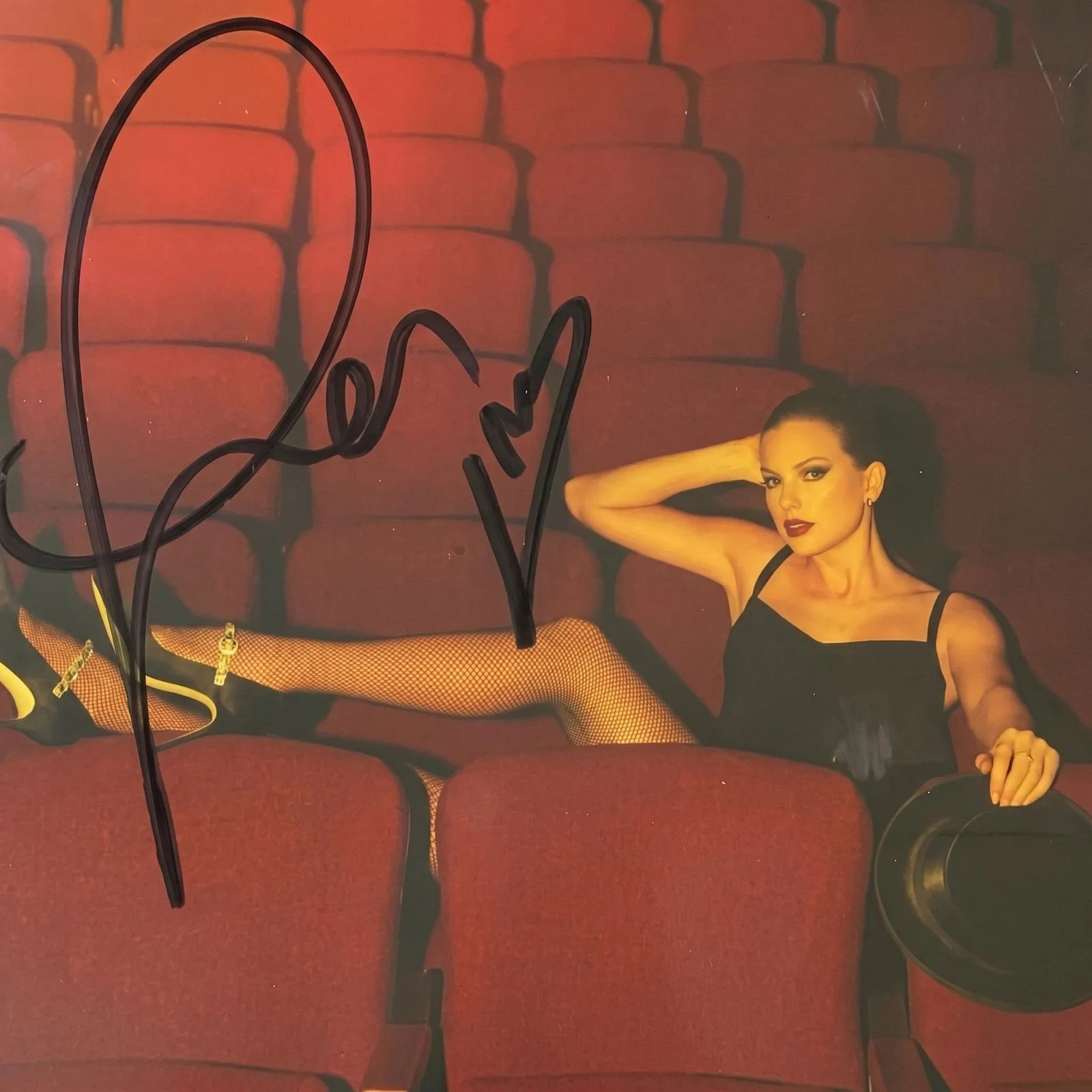 Taylor Swift Signed CD 'The Life of a Showgirl' Framed Display with Photo, изображение 2
