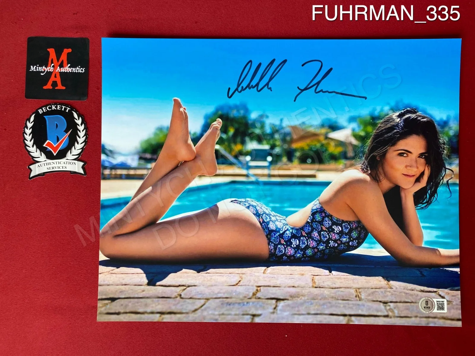 Isabelle Fuhrman — Isabelle Fuhrman autographed signed 11x14 photo model pose Beckett COA