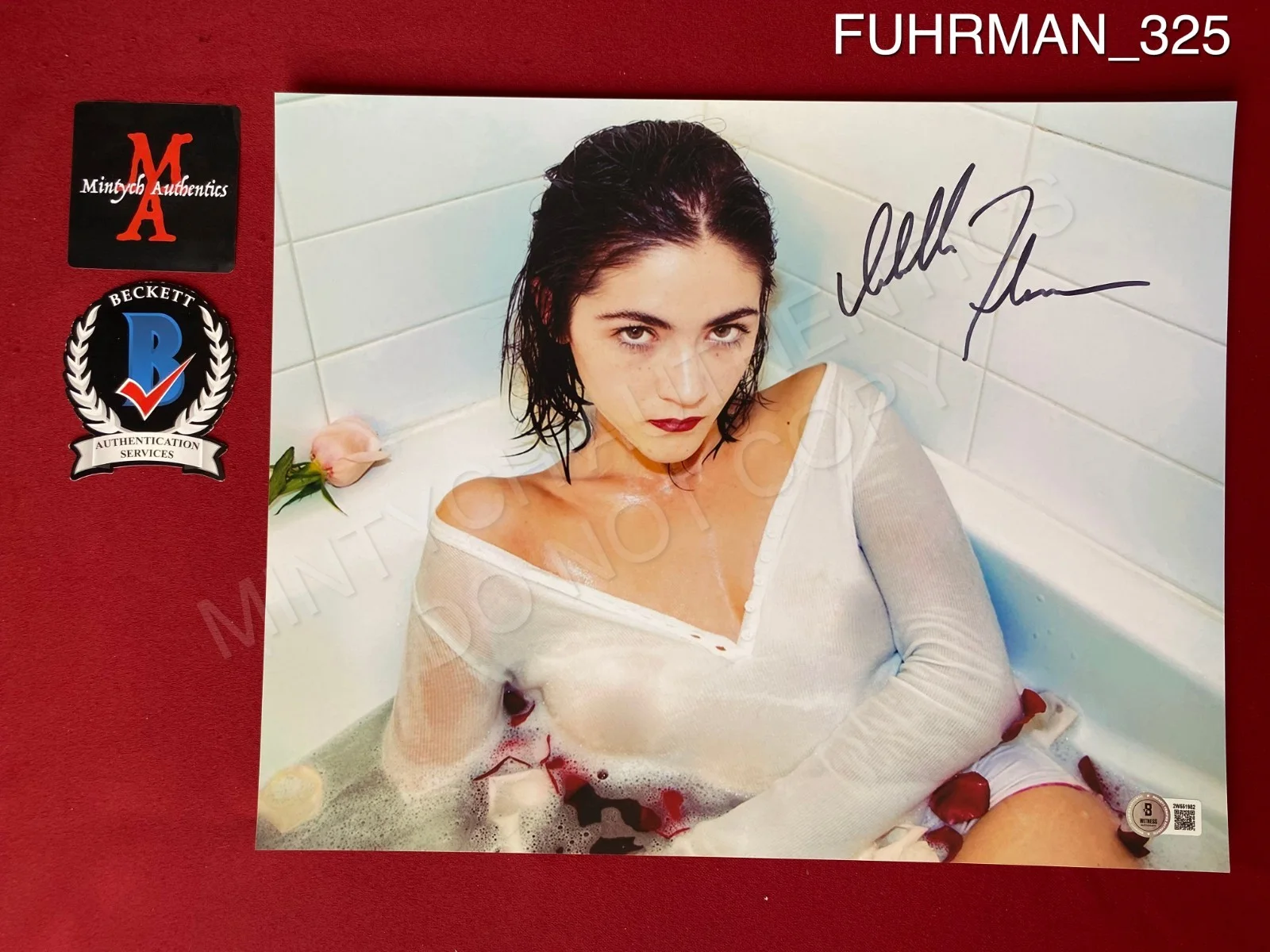 Isabelle Fuhrman — Isabelle Fuhrman autographed signed 11x14 photo model pose Beckett COA