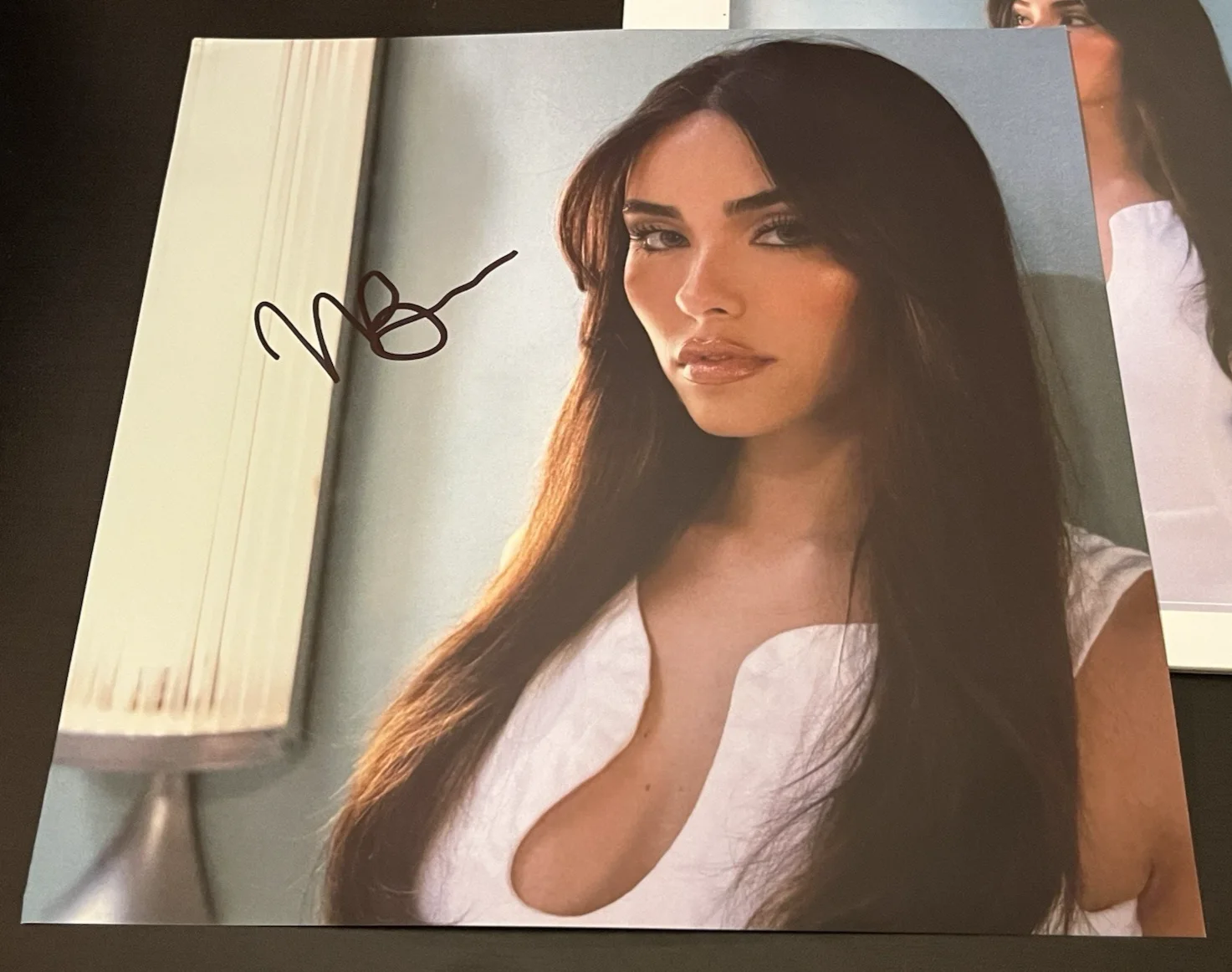 MADISON BEER SIGNED SILENCE BETWEEN SONGS ART CARD + VINYL RECORD 12" AUTO COA, изображение 2