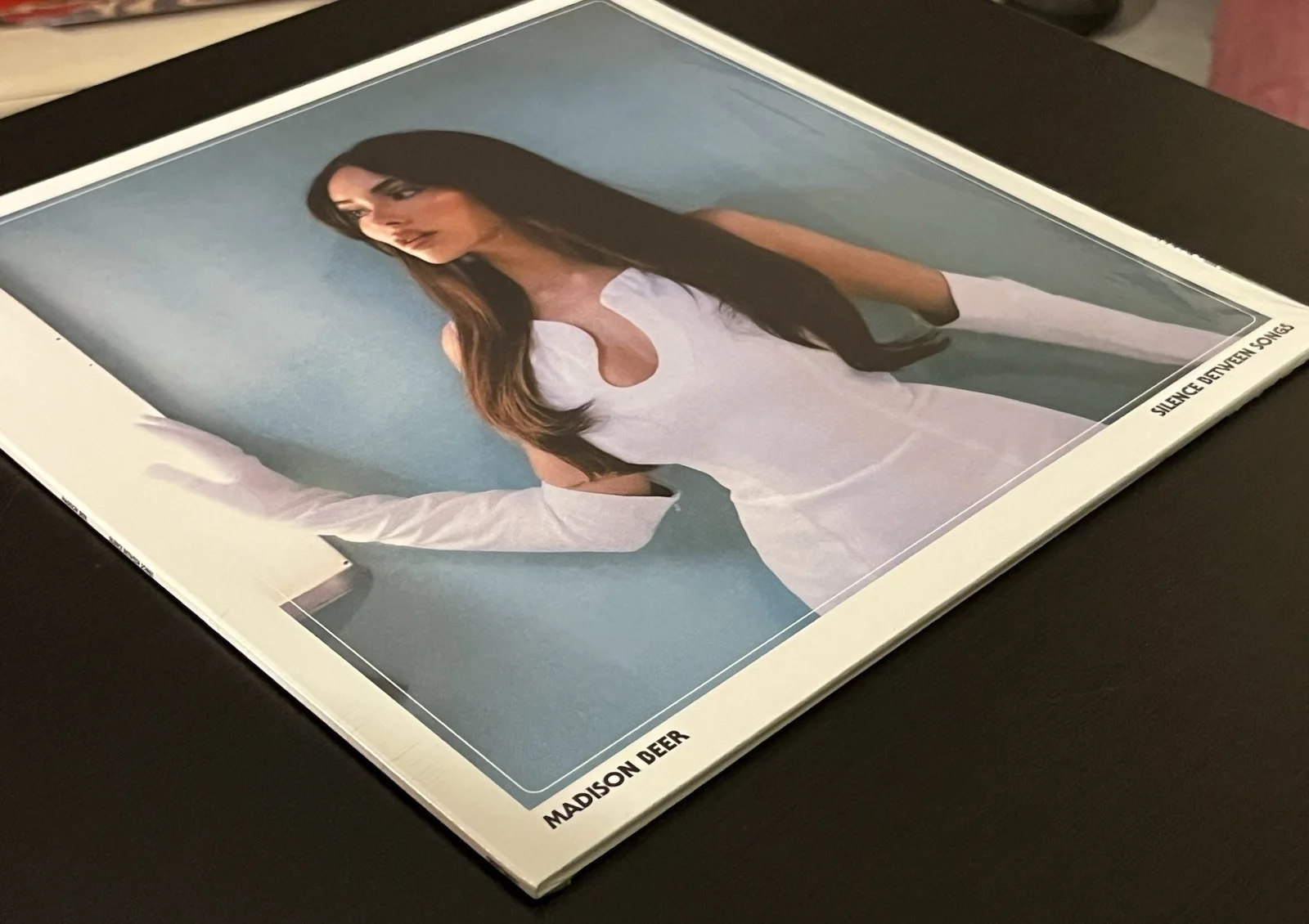 MADISON BEER SIGNED SILENCE BETWEEN SONGS ART CARD + VINYL RECORD 12" AUTO COA, изображение 5