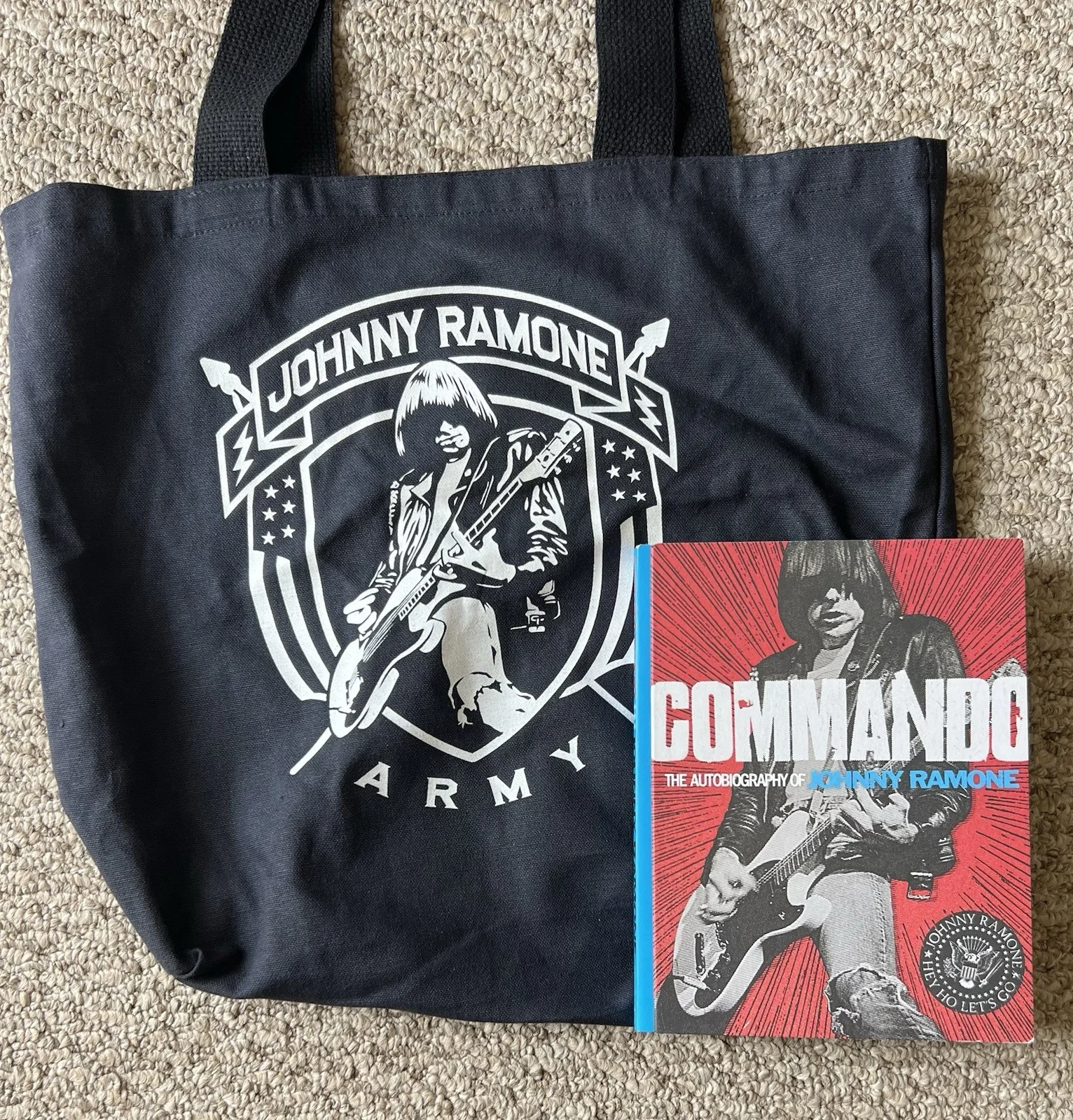 Linda Ramone — Linda Ramone Signed Commando The Autobiography of Johnny Ramone Book w/ Tote Bag, image 2