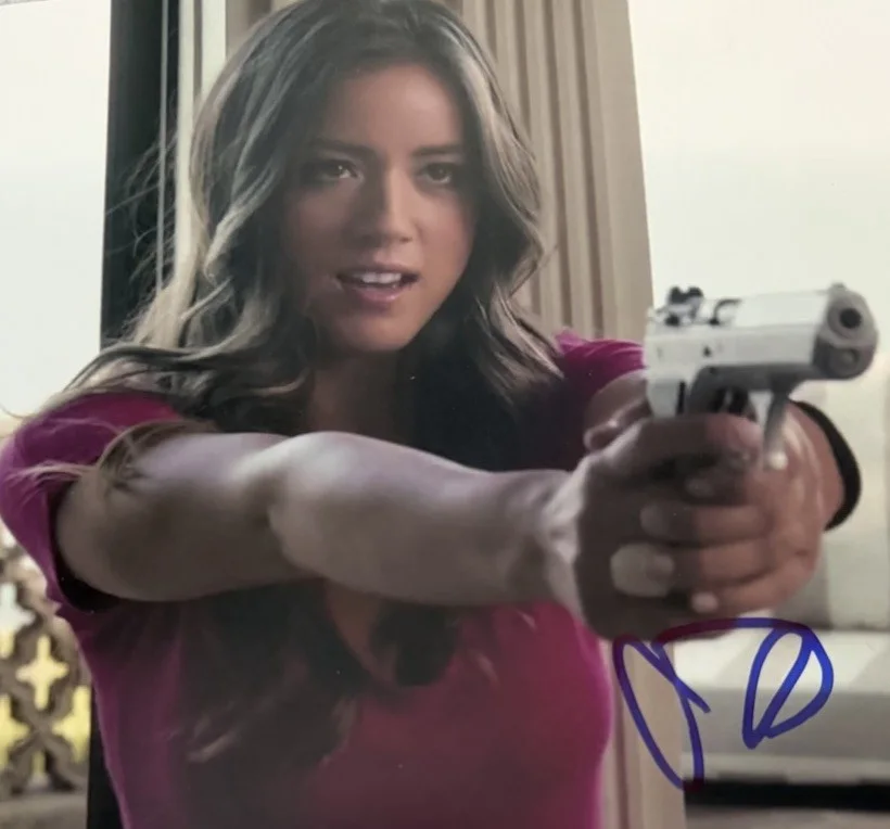 Chloe Bennet — CHLOE BENNET SIGNED 8X10 ACTIO PHOTO FROM MARVEL’S AGENTS OF SHIELD W/ JSA COA, изображение 2
